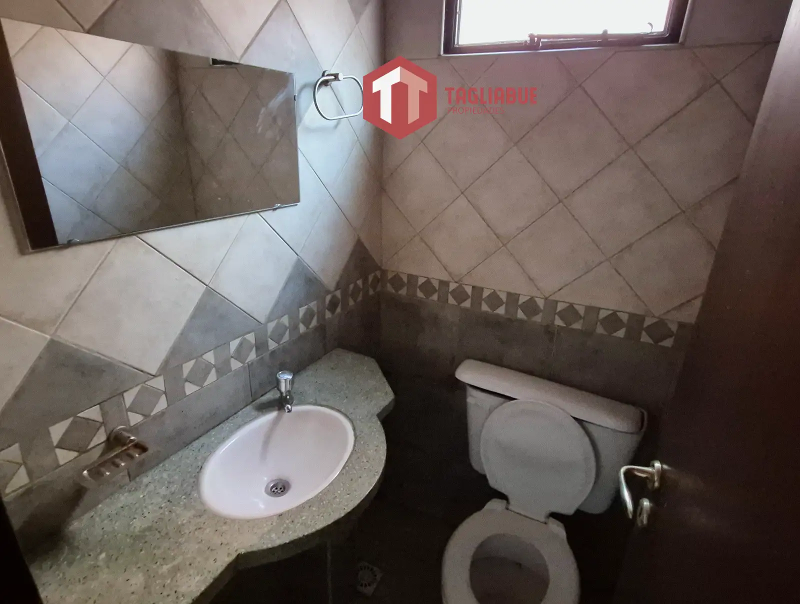 local comercial en avenida principal en Merlo