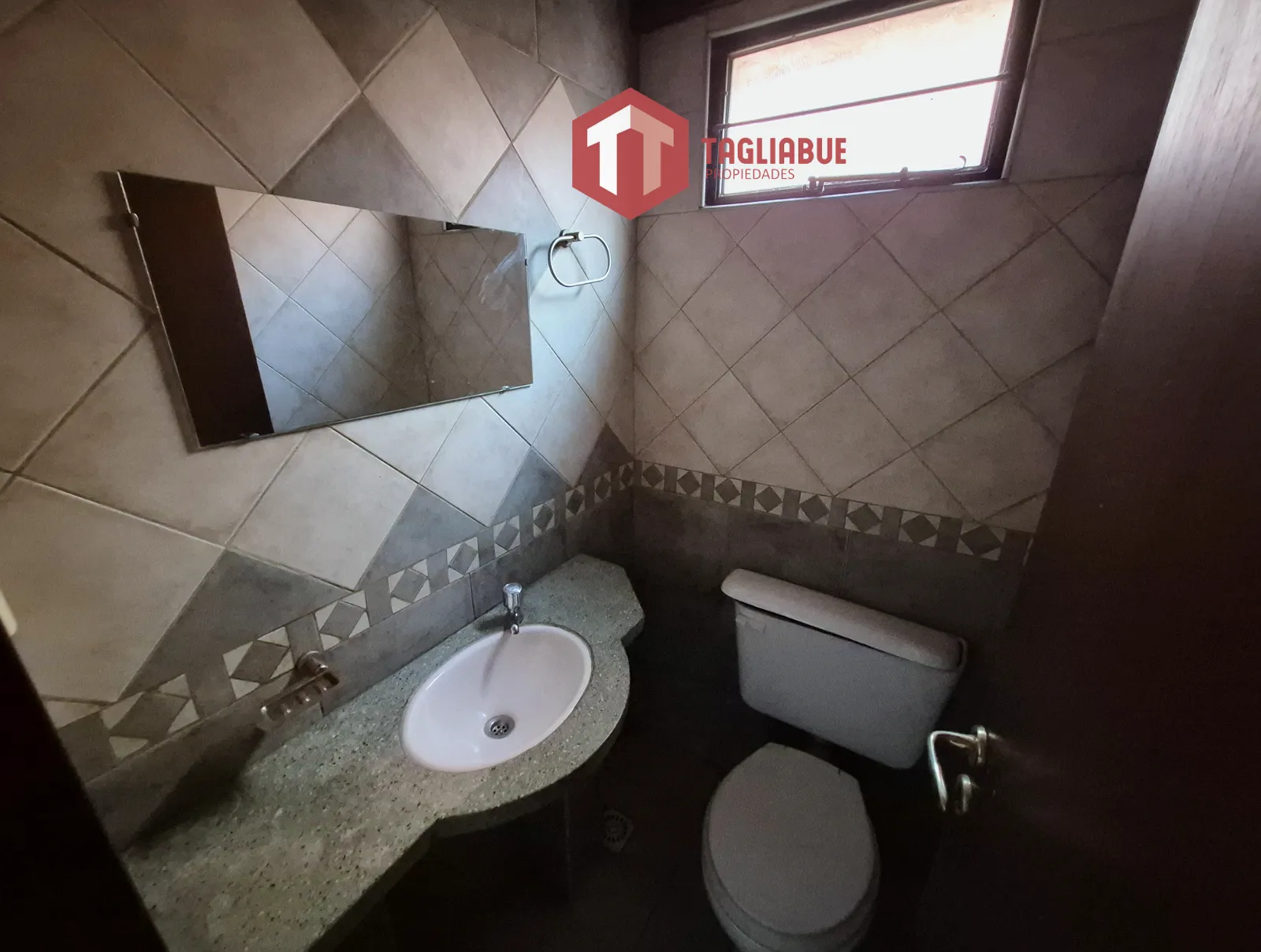 local comercial en avenida principal en Merlo