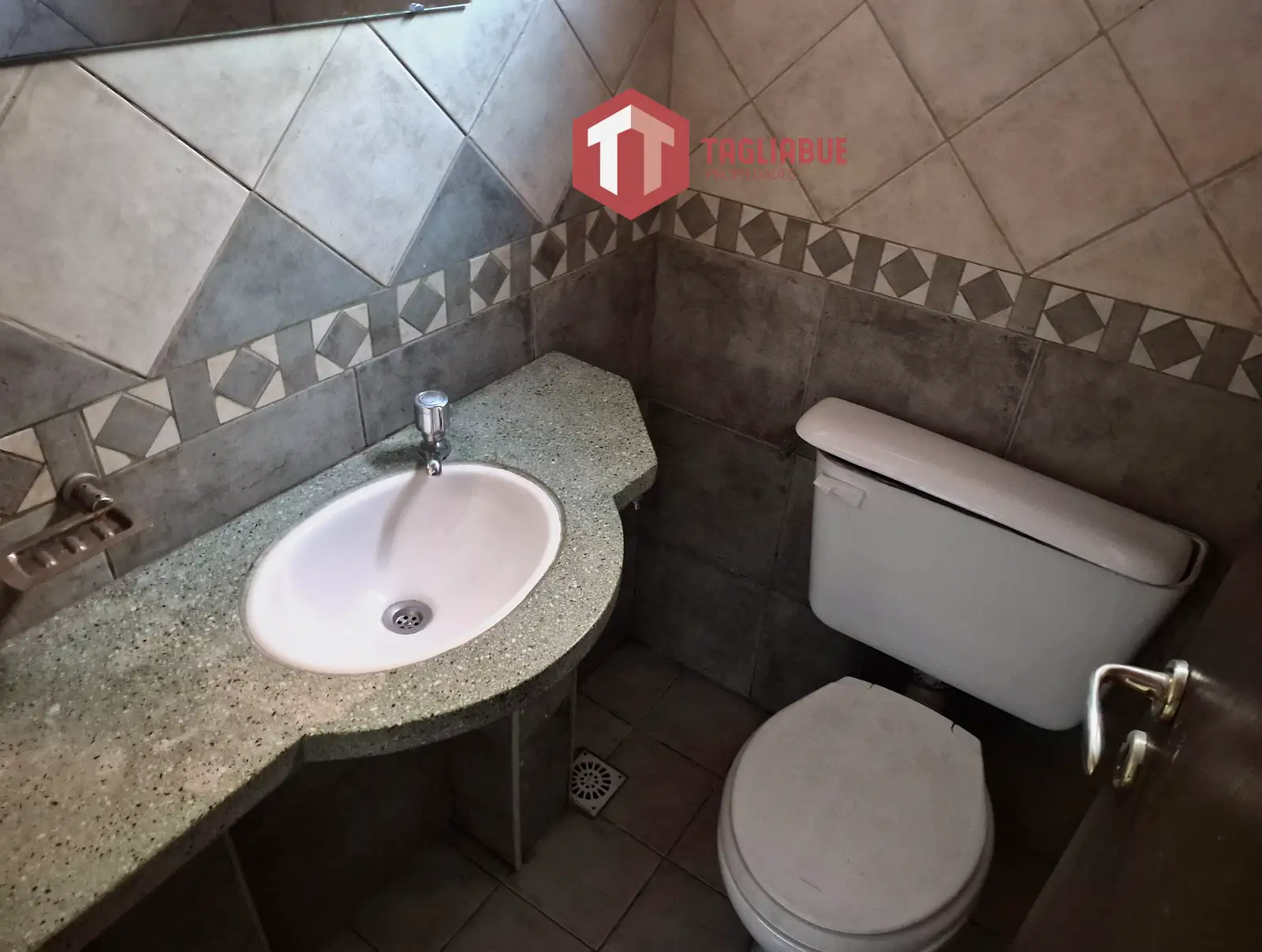 local comercial en avenida principal en Merlo
