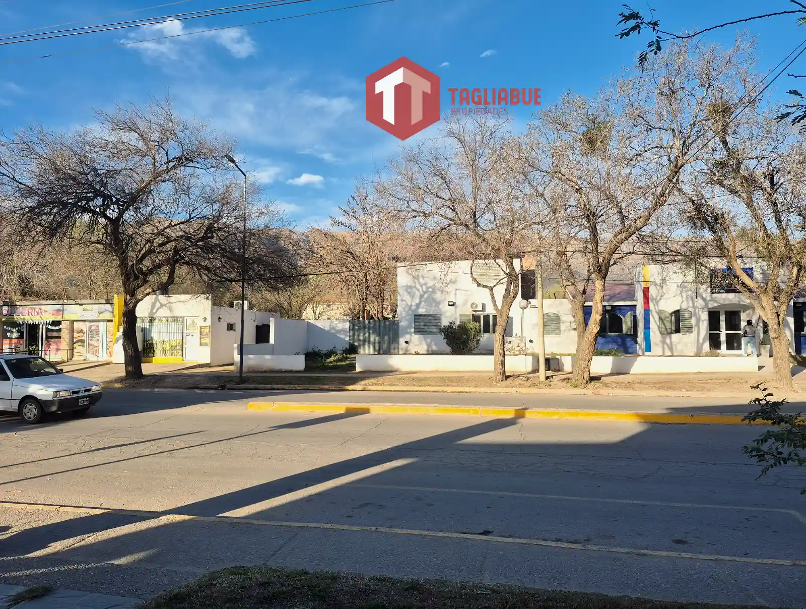 local comercial en avenida principal en Merlo